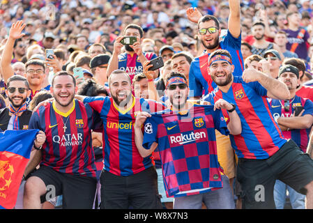 ANN ARBOR, MI - AUGUST 10: Fans show off their Barcelona gear before the start of the La Liga-Serie A Cup match between Barcelona and Napoli on August 10, 2019 at Michigan Stadium in Ann Arbor, MI (Photo by Allan Dranberg/Cal Sport Media) Stock Photo