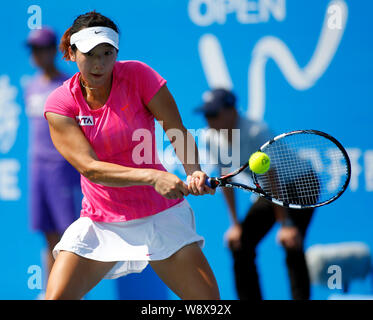 China's Zhang Kailin returns a shot to Spain's Carla Suarez Navarro ...