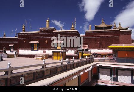 View of the Jokhang Temple in the Potala Palace in Lhasa, southwest Chinas Tibet Autonomous Region. Stock Photo