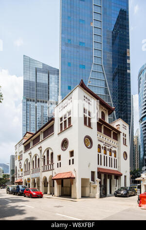 Telok Ayer Chinese Methodist Church among the modern skyscrapers in Singapore Stock Photo