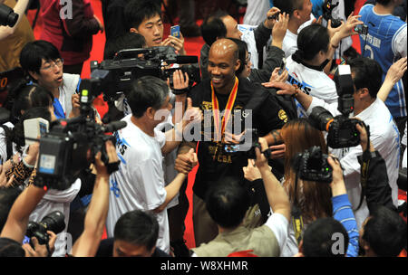 American basketball player Stephon Marbury of Chinas Beijing Ducks, center, is surrounded by Chinese fans and photographers at a celebration party for Stock Photo