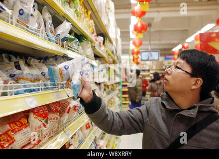 --FILE--A Chinese customer buys table salt at a supermarket in Hangzhou city, east China's Zhejiang province, 11 December 2013.   China is to end a mo Stock Photo