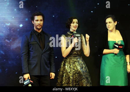 (From left) American actor Matthew McConaughey, American actress Anne Hathaway and British film producer Emma Thommas attend the premiere of their new Stock Photo