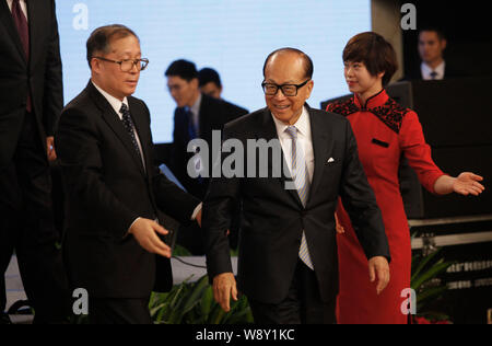 Li Ka-shing, center, Chairman of Cheung Kong (Holdings) Limited and Chairman of Hutchison Whampoa Limited, attends the inauguration of the Yangtze Riv Stock Photo