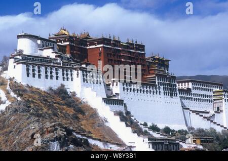 View of the Potala Palace in Lhasa, southwest Chinas Tibet Autonomous Region. Stock Photo