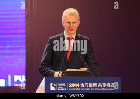 Andrey Fursenko, a consultant to Russian president Vladimir Putin, delivers a speech at the 2014 Pujiang Innovation Forum in Shanghai, China, 25 Octob Stock Photo