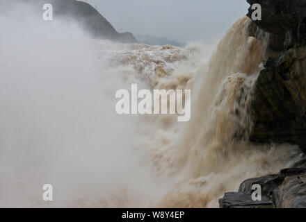 View of Hukou Waterfall on the Yellow river in Ji county, north Chinas Shanxi province, 5 August 2014. Stock Photo