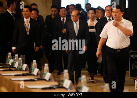 Li Ka-shing, center, Chairman of Cheung Kong (Holdings) Limited and Chairman of Hutchison Whampoa Limited, arrives at the inauguration of the Yangtze Stock Photo