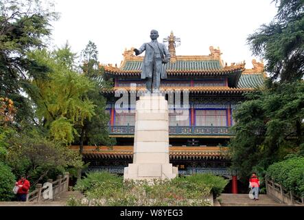 --FILE--View of the statue of Dr. Sun Yat-sen, first president and founding father of the Republic of China, at the Sun Yat-sens Mausoleum in Nanjing Stock Photo