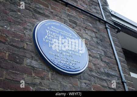 Blue plaque commemorating the Bloomsbury Group members: Virginia Woolf, Duncan Grant, Adrian Stephen, Leonard Woolf & John Maynard Keynes, London, UK Stock Photo