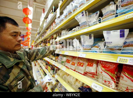 --FILE--A Chinese customer buys table salt at a supermarket in Hangzhou city, east China's Zhejiang province, 11 December 2013.   China is to end a mo Stock Photo