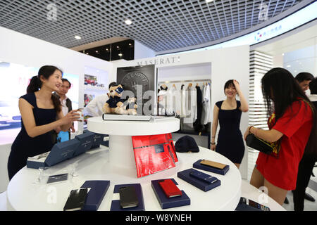 --FILE--Chinese customers shop at a shopping mall in the Shanghai Pilot Free Trade Zone, Shanghai, China, 2 May 2014.   Chinas retail sales maintained Stock Photo