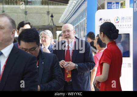 Former U.S. Treasury Secretary Henry Paulson, center, arrives for the opening ceremony for the Boao Forum for Asia Annual Conference 2014 in Qionghai