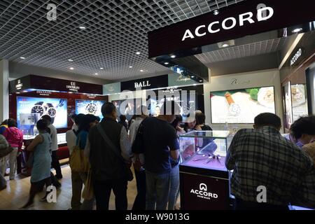 --FILE--Chinese customers shop for watches at a shopping mall in the Shanghai Pilot Free Trade Zone, Shanghai, China, 2 May 2014.   Chinas retail sale Stock Photo