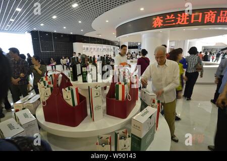 --FILE--Chinese customers shop at a shopping mall in the Shanghai Pilot Free Trade Zone, Shanghai, China, 2 May 2014.   Chinas retail sales maintained Stock Photo