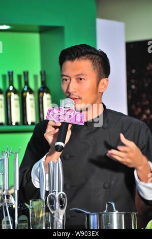Hong Kong singer and actor Nicholas Tse speaks at a promotional event for Olivoila olive oil in Hangzhou city, east Chinas Zhejiang province, 24 Augus Stock Photo