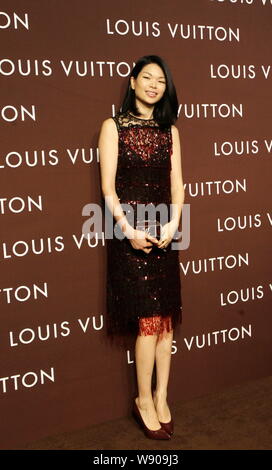 Chinese model Lv Yan poses as she arrives at the opening ceremony for a new store of Louis Vuitton in Chengdu city, southwest Chinas Sichuan province, Stock Photo