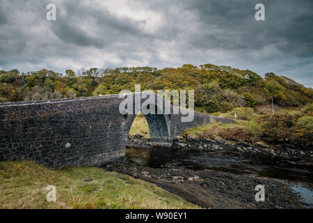 Clachan Bridge, a stone, single arch bridge, built in 1793 and known as the Bridge over the Atlantic, spans Clachan Sound between mainland Scotland an Stock Photo