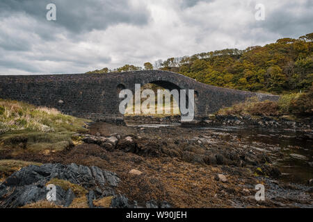 Clachan Bridge, a stone, single arch bridge, built in 1793 and known as the Bridge over the Atlantic, spans Clachan Sound between mainland Scotland an Stock Photo