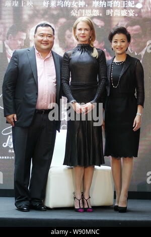 Australian actress Nicole Kidman, center, poses with Chinese TV hostess Yang Lan, right, and her husband Bruno Wu Zheng, both Co-Founder and Chairman Stock Photo