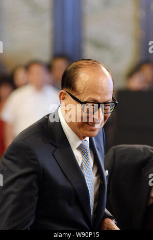 Li Ka-shing, Chairman of Cheung Kong (Holdings) Limited and Chairman of Hutchison Whampoa Limited, arrives at the inauguration of the Yangtze River In Stock Photo