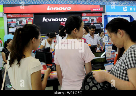 --FILE--Customers buy Lenovo laptop computers at the counter of Lenovo in a home appliances store in Wuhan, central Chinas Hubei province, 10 August 2 Stock Photo