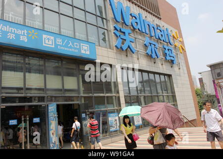 --FILE--Chinese customers walk into a Walmart supermarket in Wuhan, central Chinas Hubei province, 13 July 2013.   After years of furiously opening st Stock Photo