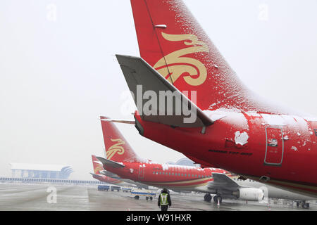 Delayed flights are covered by snow in Shuofang International Airport in Wuxi city, southeast Chinas Jiangsu province, 6 January 2013.    China is exp Stock Photo