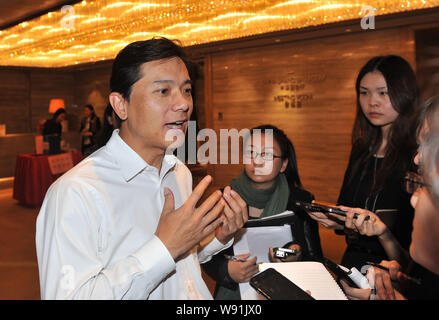 --FILE--Robin Li Yanhong, left, Chairman and CEO of Baidu and a CPPCC (Chinese Peoples Political Consultative Conference) delegate, is interviewed aft Stock Photo