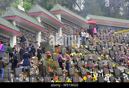 People visit the tombs of their deceased relatives during Qingming Festival, or Tomb Sweeping Day, at a cemetery in Fuzhou city, southeast Chinas Fuji Stock Photo