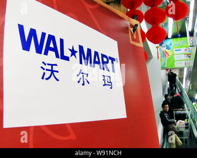 --FILE--People shop at a Walmart supermarket in Shanghai, China, 26 January 2013.   Wal-Mart Stores Inc is considering making a bid for the Hong Kong Stock Photo