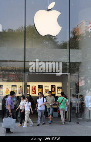 --FILE--People visit the flagship store of Apple on Nanjing Road in Shanghai, China, 7 September 2013.   A Chinese regulator gave the final license ne Stock Photo