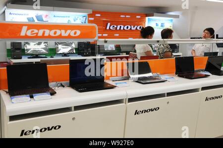 --FILE--Customers buy Lenovo laptop computers at the counter of Lenovo in a home appliances store in Xuchang city, central China Henan province, 14 Au Stock Photo
