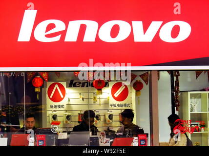 --FILE--Customers buy Lenovo laptop computers at a store of Lenovo in Shanghai, China, 21 February 2013.   For a company operating mostly in a shrinki Stock Photo