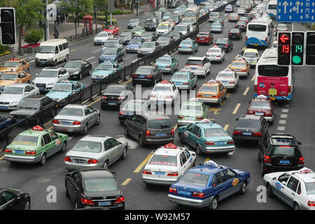 --FILE--Vehicles move slowly in a traffic jam on YanAn Road in downtown Shanghai, China, 20 April 2012.    Shanghai is considering introducing a conge Stock Photo