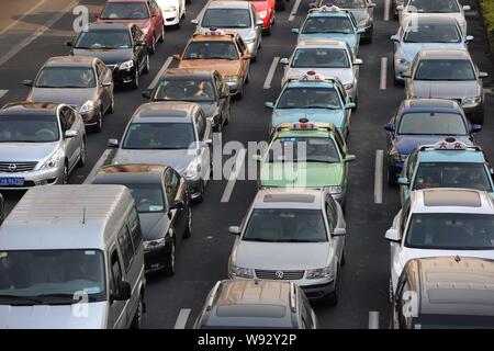 --FILE--Vehicles move slowly in a traffic jam on Jiangsu road in downtown Shanghai, China, 11 April 2013.    Shanghai is considering introducing a con Stock Photo