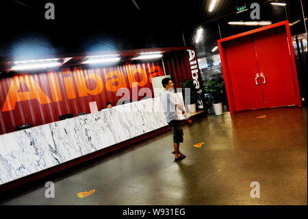 --FILE--People visit the headquarters of Alibaba Group in Hangzhou, east Chinas Zhejiang province, 20 August 2013.   Alibaba is prepared to scrap plan Stock Photo