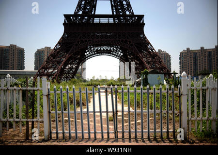 Eiffel Tower cloned in Hangzhou vegetable fields(2/4) - Headlines,  features, photo and videos from , china, news, chinanews, ecns