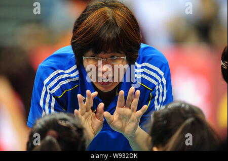 Head coach Jenny Lang Ping of China gives instructions to her players in a match against Puerto Rico during the Shenzhen leg of the 2013 China Interna Stock Photo