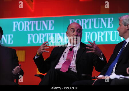 Muhtar Kent, center, Chairman and CEO of The Coca-Cola Company, speaks at a sub-forum of the 12th Fortune Global Forum in Chengdu city, southwest Chin Stock Photo