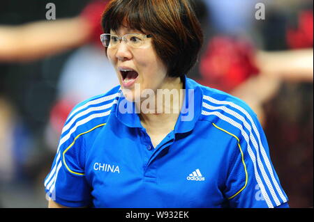 Head coach Jenny Lang Ping of China gives instructions to her players in a match against Puerto Rico during the Shenzhen leg of the 2013 China Interna Stock Photo