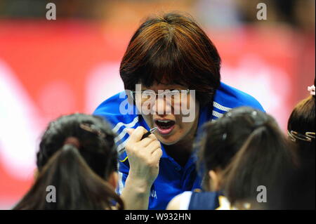 Head coach Jenny Lang Ping of China gives instructions to her players in a match against Puerto Rico during the Shenzhen leg of the 2013 China Interna Stock Photo