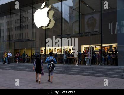 --FILE--People visit the flagship store of Apple on Nanjing Road in Shanghai, China, 7 September 2013.   A Chinese regulator gave the final license ne Stock Photo