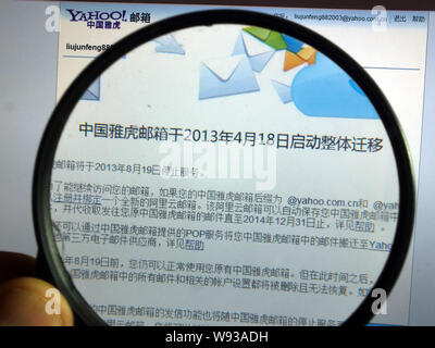 A Chinese Netizen Reads A Notice About The Transfer Of The Email Service Of Yahoo China To Aliyun Com Of Alibaba Group In Yichang City Central Chinas Stock Photo Alamy