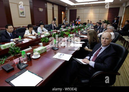 California Governor Jerry Brown, right, and his wife Anne Brown, second right, attend a meeting with Wang Chuanfu, left, Chairman of BYD, as they visi Stock Photo