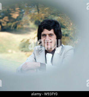 Der deutsche Schlagerstar Manuel Thaler beim offiziellen Fotoshooting zur Single 'Komm geh' mit mir', Deutschland 1973. Stock Photo