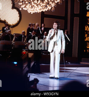 Der deutsche Schlagerstar Manuel Thaler bei einem TV-Auftritt, Deutschland 1974. German pop star Manuel Thaler at a TV performance, Germany 1974. Stock Photo
