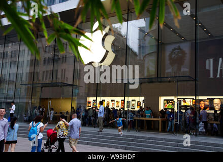 --FILE--People visit the flagship store of Apple on Nanjing Road in Shanghai, China, 7 September 2013.   A Chinese regulator gave the final license ne Stock Photo