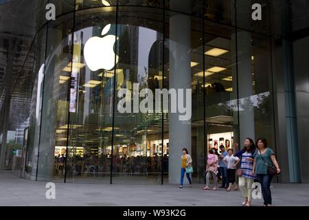 --FILE--People visit the flagship store of Apple on Nanjing Road in Shanghai, China, 7 September 2013.   A Chinese regulator gave the final license ne Stock Photo