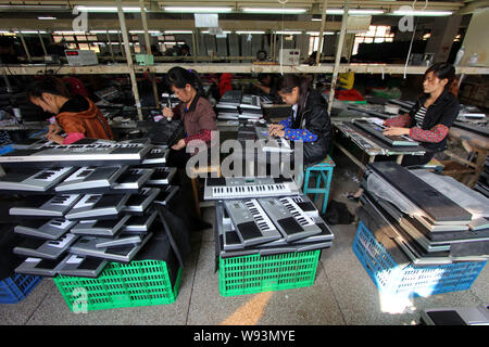--FILE--Chinese workers manufacture electric products on the assembly ...